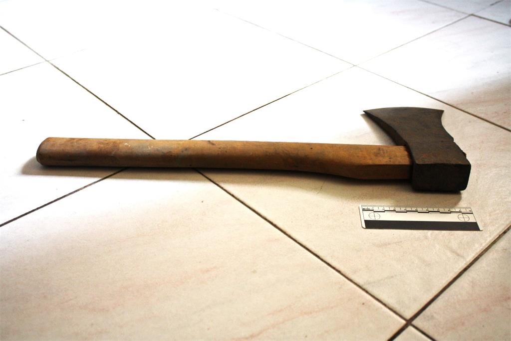 HOROR U ISTRI Šetao sa sjekirom po gradu i uznemiravao građane